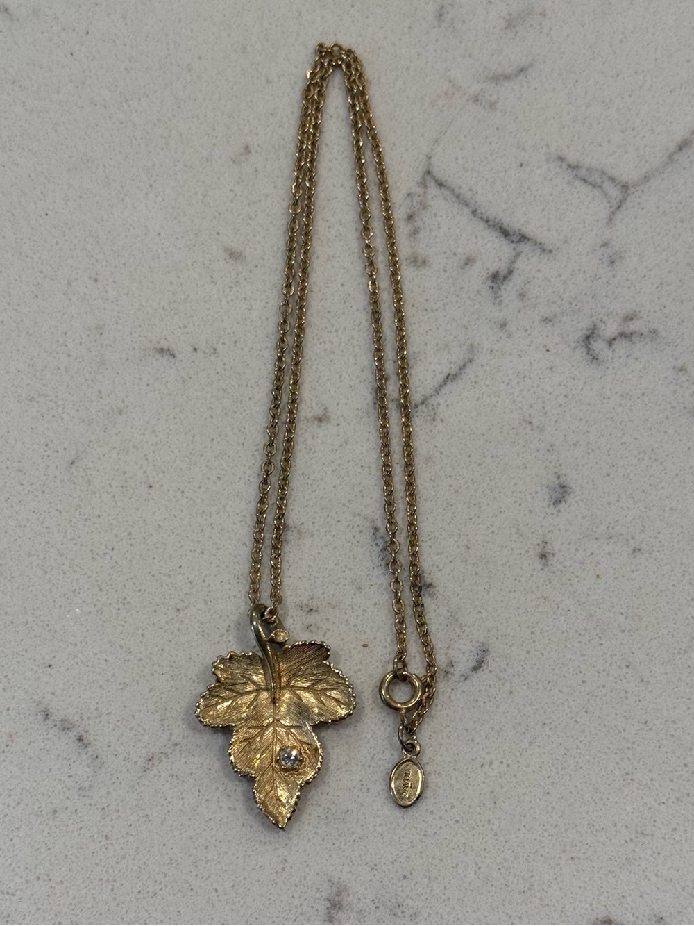 Vintage Avon Leaf Pendant Necklace Gold tone 16"